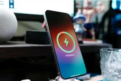 尼玛苹果15换屏服务分享用什么充电器给iPhone15充电更好 